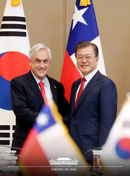 President Moon Jae-in (right) on April 29 shakes hands with Chilean counterpart Sebastian Pinera before their summit in Seoul.